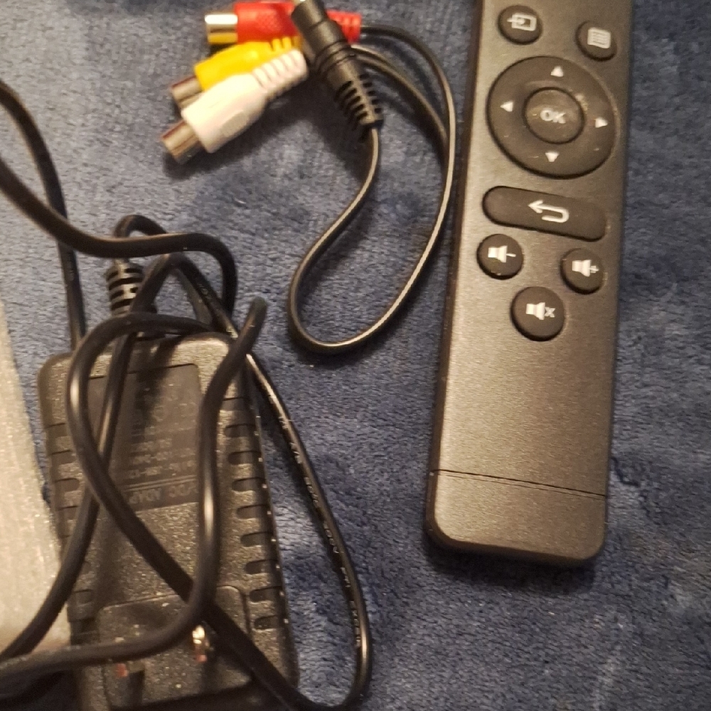 Mini LED Projector - White - Picture 3 of 8